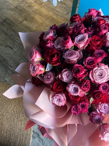 Nkọwa nke nrọ banyere bouquet nke Roses maka nwanyị na-alụbeghị di, na nkọwa nke nrọ banyere iburu bouquet nke Roses - nkọwa nke nrọ.