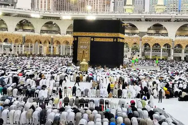 Somnium orandi in Magno Mosque Mecca pro singulis mulieribus