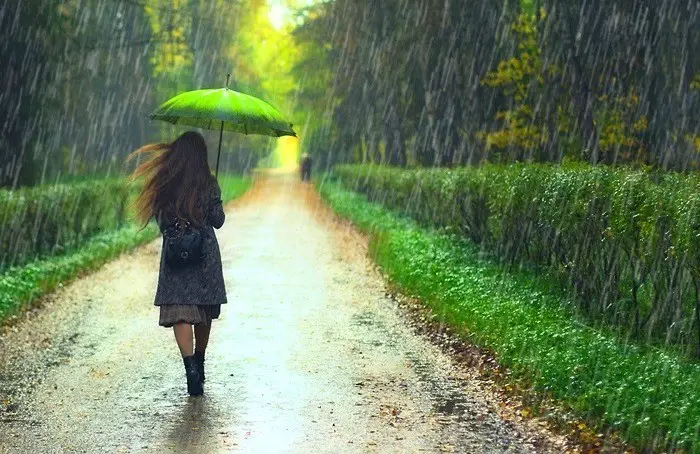 Самохрана жена сонува за силен дожд - толкување на соништата