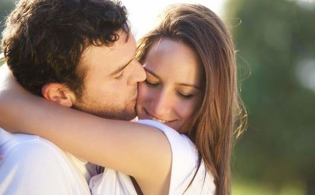 Interprétation d'un rêve d'un mari embrassant quelqu'un d'autre que sa femme