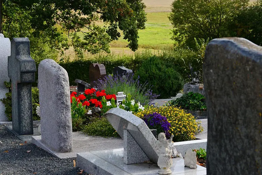 Ερμηνεία ενός ονείρου για επίσκεψη σε τάφους και προσευχή για αυτούς