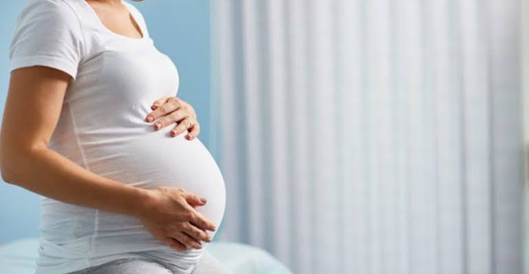 Eine alleinstehende Frau träumt, dass sie von ihrem Geliebten schwanger ist
