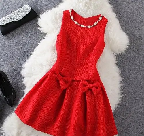 לובשת שמלה אדומה קצרה לרווקה