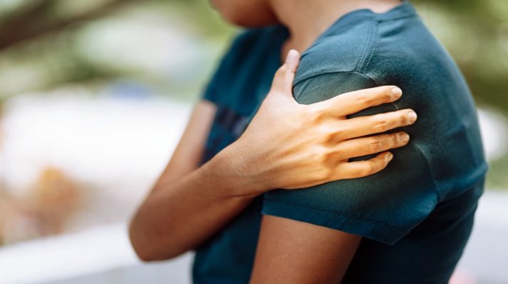 woman pain shoulder upper arm ache rotator cuff tear symptoms FEATURE ss e1620818319260 - تفسير الاحلام