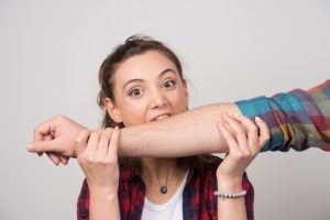 تفسير العض في المنام