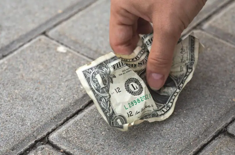 تفسير حلم العثور على المال في الشارع