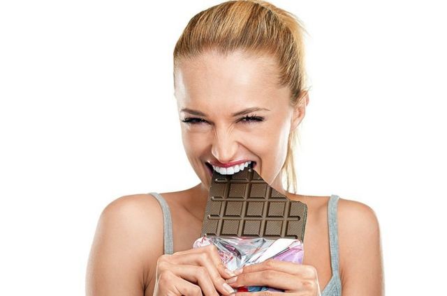 Comer chocolate em um sonho para mulheres solteiras