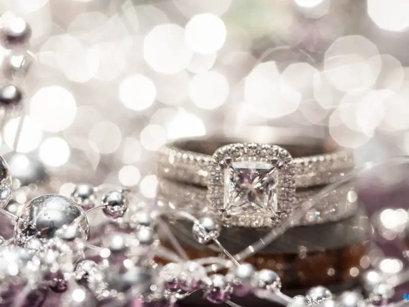 တစ်ကိုယ်ရေအမျိုးသမီးများအတွက် အိပ်မက်ထဲတွင် လက်စွပ်တစ်ကွင်း ဝတ်ဆင်ပါ။