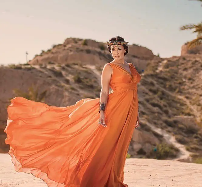 梦中的橙色连衣裙