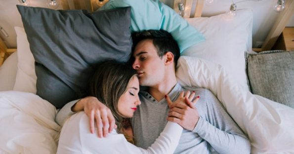 Tumačenje sna o spavanju s nekim koga volite