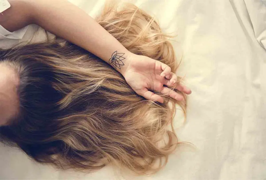 Interpretación de un sueño sobre teñir el cabello rubio para mujeres solteras