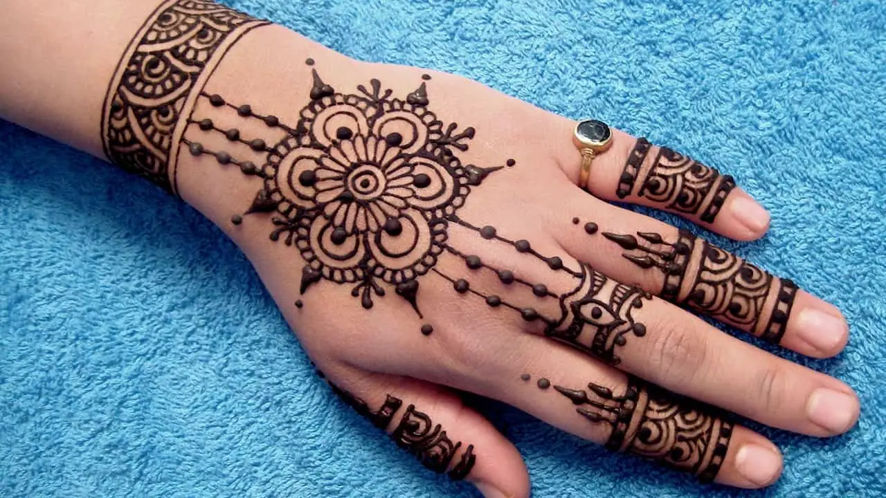 Interpretación de un sueño sobre poner henna en la mano.