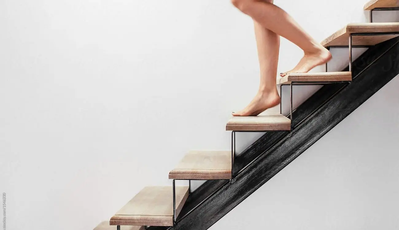 Plezanje po stopnicah v sanjah za samske ženske