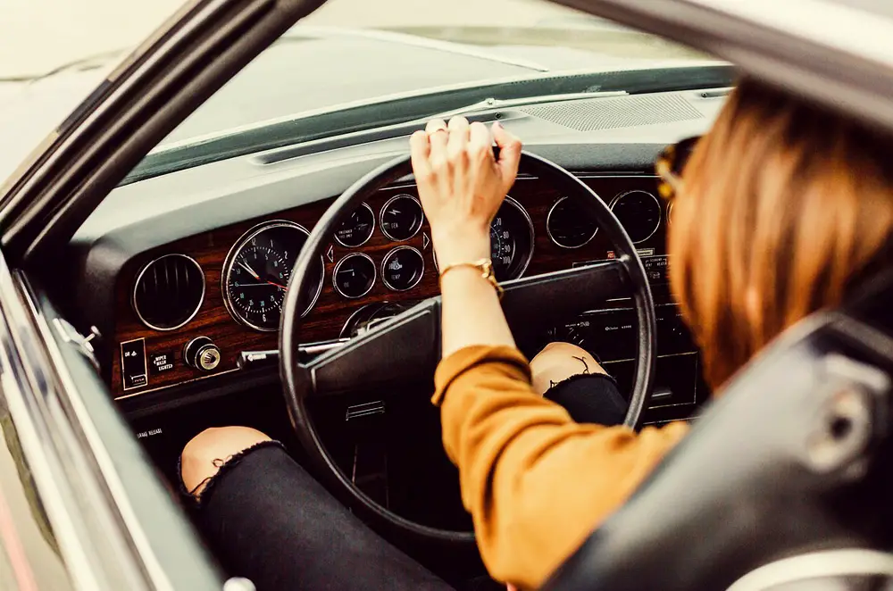 Svajonės apie automobilio vairavimą aiškinimas vienišoms moterims