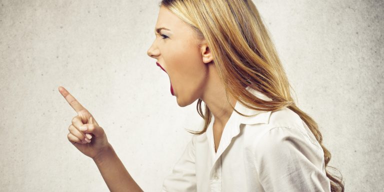 تفسير حلم الغضب والصراخ على شخص