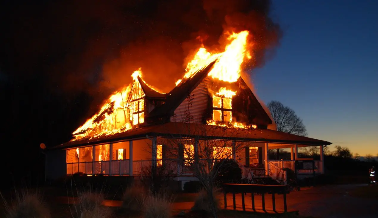 تفسير حلم الحريق في البيت والنجاة منه