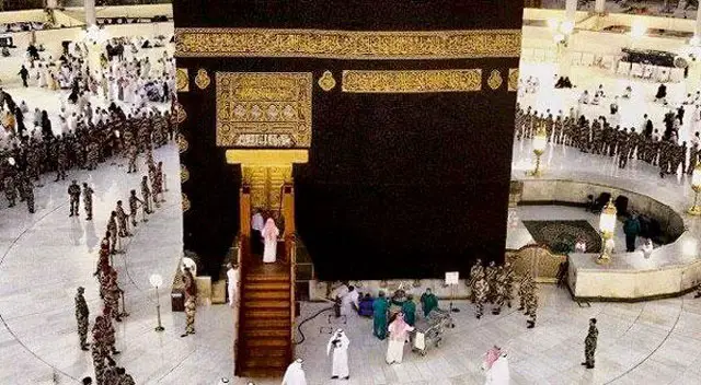 A 'faicinn an Kaaba bhon taobh a-staigh ann am bruadar