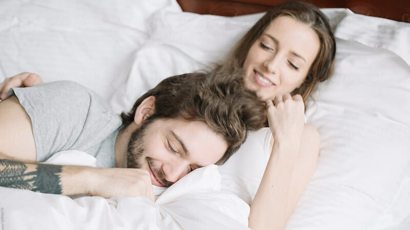 Толкување на сонот на маж кој спие со својата сопруга пред луѓе