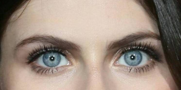 עיניים כחולות בחלום
