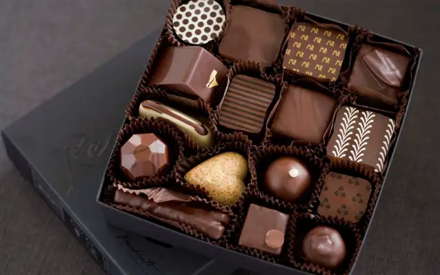 अविवाहित महिलांसाठी चॉकलेट खाण्याबद्दलच्या स्वप्नाचा अर्थ