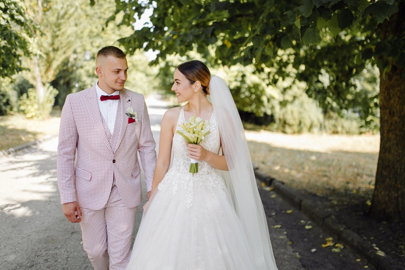 Interpretação de um sonho sobre ver alguém que conheço se casar enquanto ele é casado com uma mulher casada