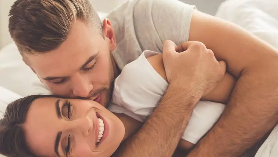 Qual é a interpretação de Ibn Sirin de um sonho sobre meu marido dormindo sozinho em um sonho?