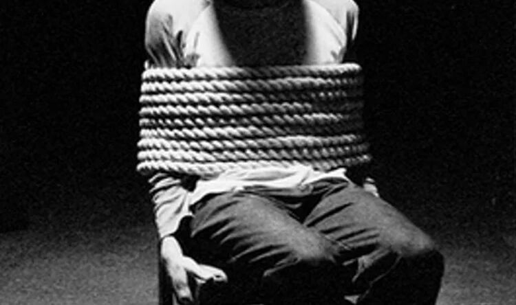 Mani è pedi legati per una donna maritata