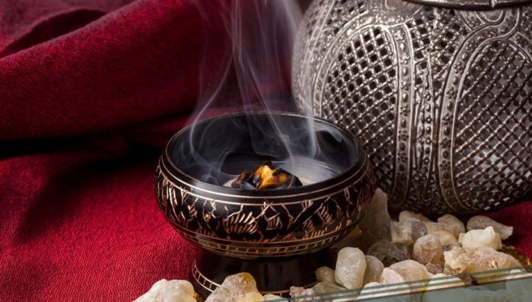 شم رائحة البخور