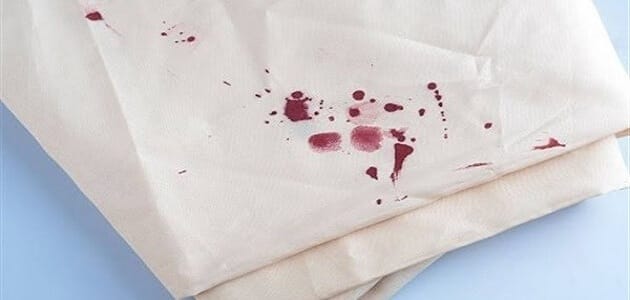 رؤية دم على الملابس في المنام للعزباء