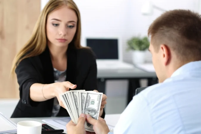 تفسير حلم إعطاء المال لشخص معروف للمتزوج