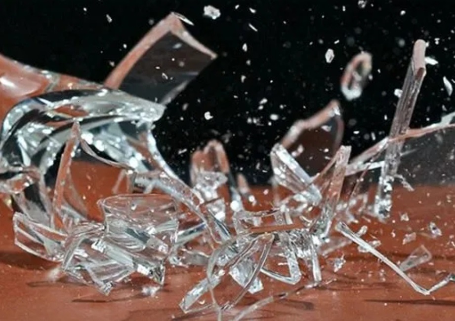 Interpretazione di un sognu nantu à una tazza di vetru viota chì casca per una donna maritata