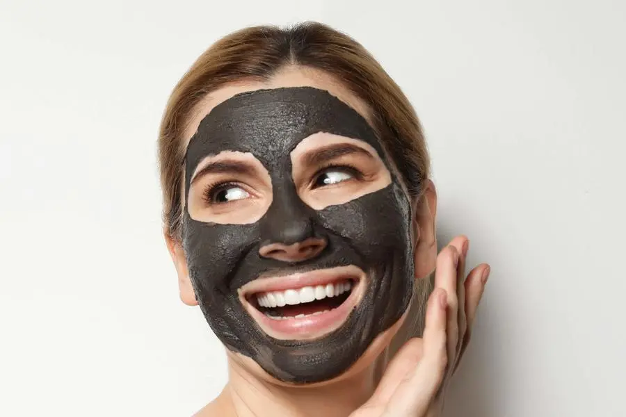 من جربت قناع الفحم وحققت نتائج فورية؟
