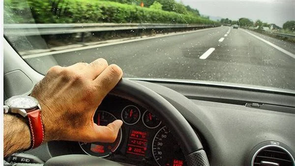 قيادة السيارة بسرعة في المنام للرجل