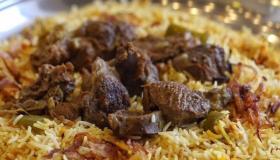 Interpretimi i ngrënies së mishit dhe orizit në ëndërr nga Ibn Sirin