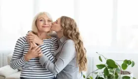 أهم 20 تفسير لرؤية تقبيل الأم في المنام لابن سيرين