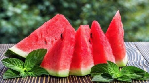 De 20 viktigste tolkningene av å se vannmelon i en drøm av Ibn Sirin