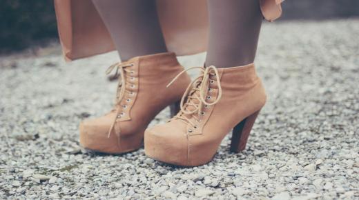 Un símbolo de zapatos beige en un sueño para mujeres solteras.