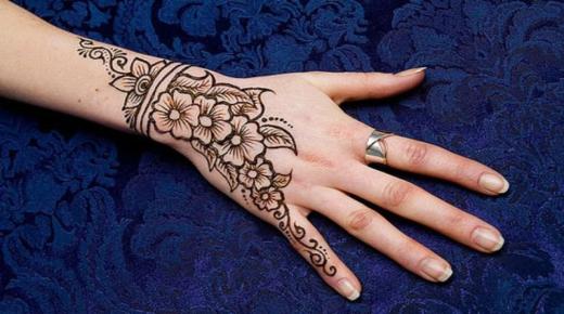 Chì ghjè l'interpretazione di u sognu di l'inscription henna per a donna maritata di Ibn Sirin?