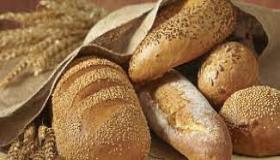 Μάθετε για την ερμηνεία του να βλέπεις ψωμί σε ένα όνειρο για μια παντρεμένη γυναίκα σε ένα όνειρο σύμφωνα με τον Ibn Sirin
