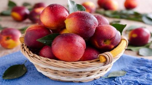 Tafsir makan buah persik dalam mimpi oleh Ibnu Sirin