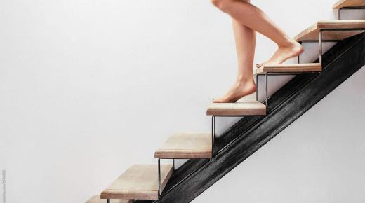 Një simbol i ngjitjes së shkallëve në një ëndërr për gratë beqare