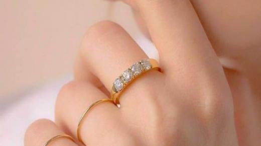Jaký je výklad vidění zlatého prstenu ve snu pro těhotnou ženu?