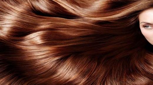 Научете го толкувањето на боење коса во сон за самохрани жени