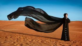 Interpretimet më të rëndësishme të veshjes së mantelit në ëndërr për gratë beqare nga Ibn Sirin
