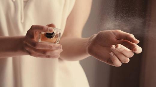 Naučite o tumačenju krađe parfema u snu od strane Ibn Sirina i starijih učenjaka.