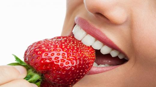 Μάθετε περισσότερα για την ερμηνεία του ονείρου μιας ανύπαντρης γυναίκας να τρώει φράουλες σε ένα όνειρο σύμφωνα με τον Ibn Sirin