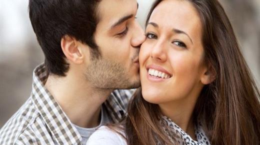 Дознајте за толкувањето на бакнежот во сон од водечките коментатори