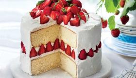Ερμηνεία της κατανάλωσης κέικ σε ένα όνειρο για ανύπαντρες γυναίκες από τον Ibn Sirin
