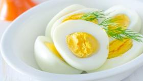 Ερμηνεία ενός ονείρου σχετικά με την κατανάλωση βρασμένων αυγών από τον Ibn Sirin