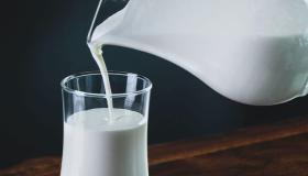 Les 20 interpretacions més importants de beure llet en un somni d'Ibn Sirin